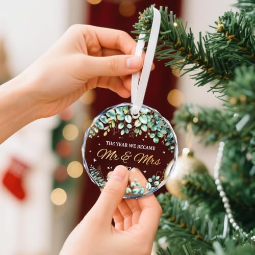 Christmas Married Ornament 2026, Wedding Gift for Couple, Mr and Mrs Marriage Gifts for Newlyweds, Bridal Shower, alternate